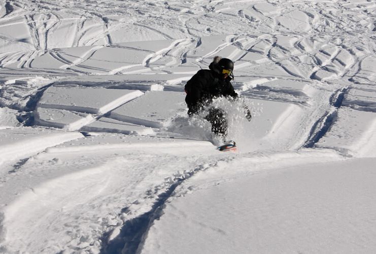Snowboarding powder in Sauze d'Oulx